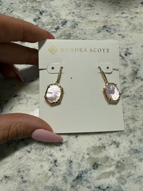 Kendra Scott Jewelry - Kendra Scott Iridescent Pink Mother-of-Pearl Drop Earrings in Gold